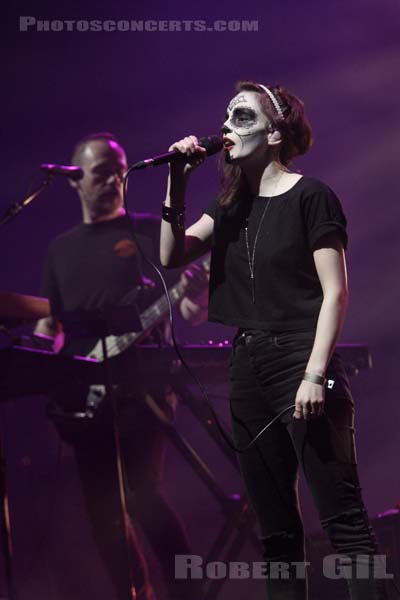 CHVRCHES - 2014-10-31 - PARIS - Grande Halle de La Villette - Lauren Eve Mayberry